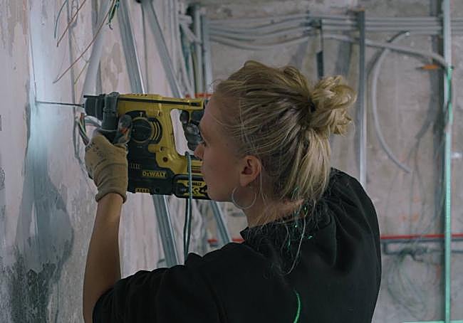 Yulia en plena faena en La Sinsorga.